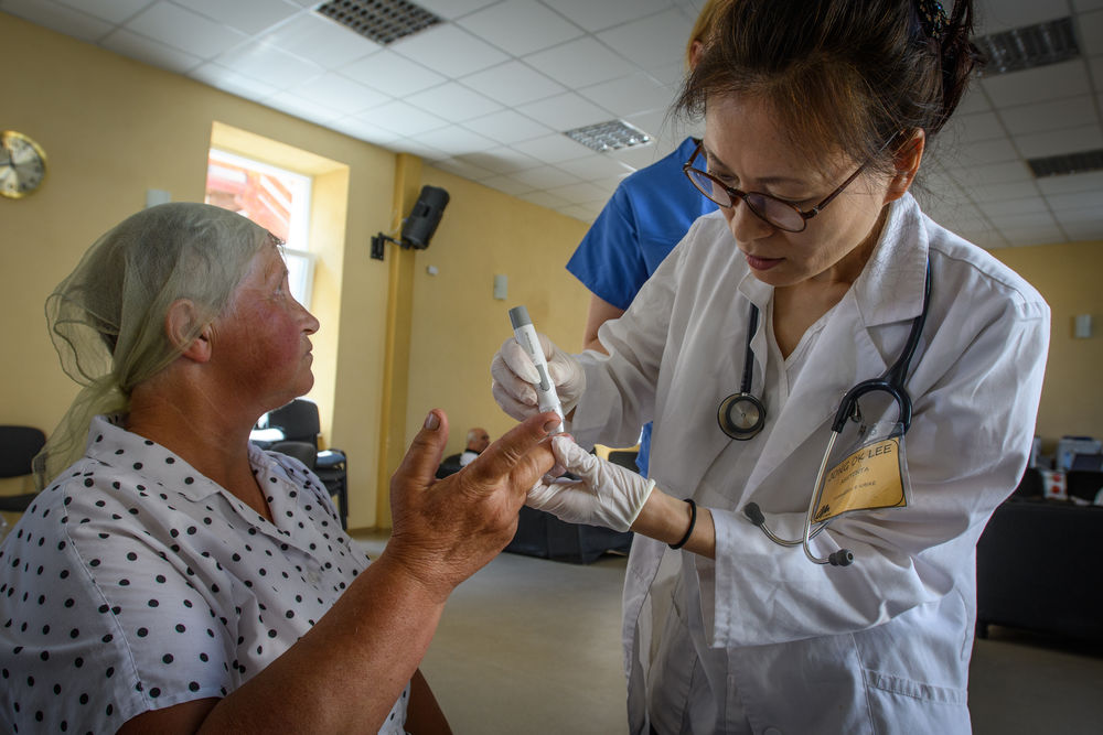 A_woman_with_chest_pain_during_a_medical_outreach_in_Romania_(2-4)_-_Photo_by_Garrett_N